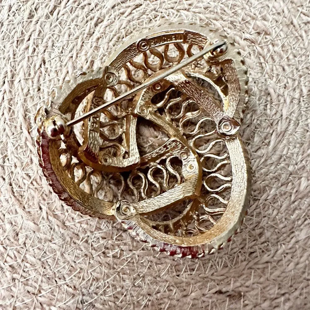 Boucher Vintage Gold Tone 9126 Gold Triple Knot Loop Brooch Pin Signed Luxury
